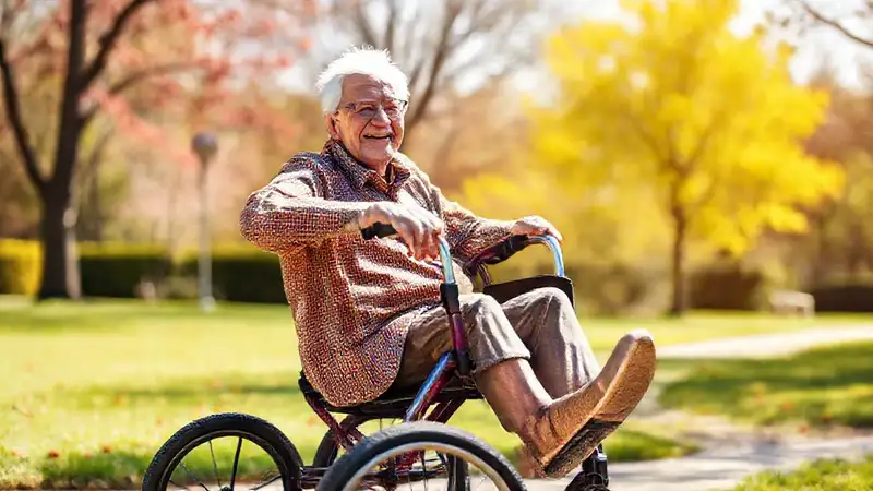 Un anciano sonriente camina en el parque