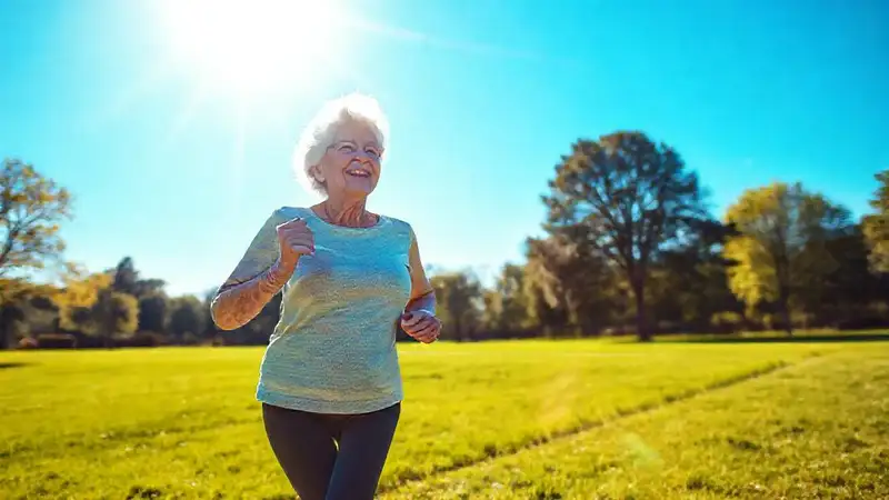 Una anciana corre feliz en el parque