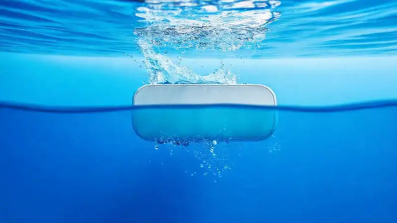 Un diseño minimalista azul bajo agua