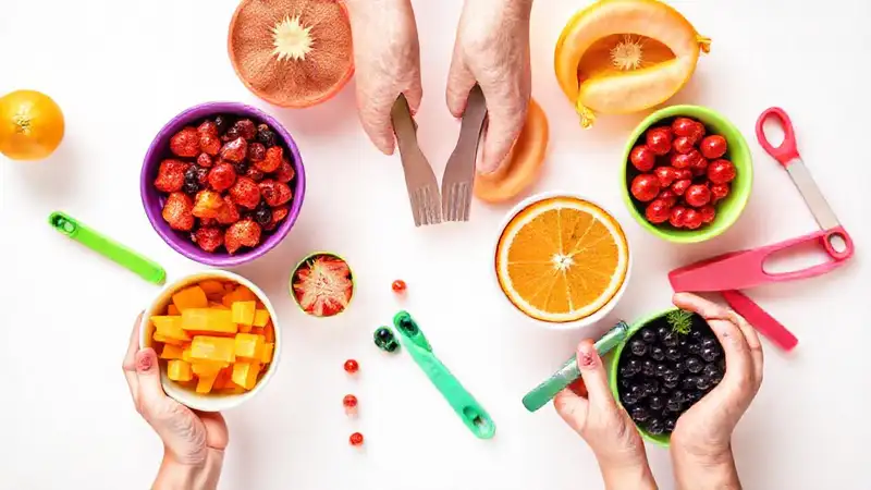Frutas y herramientas vibrantes en estudio