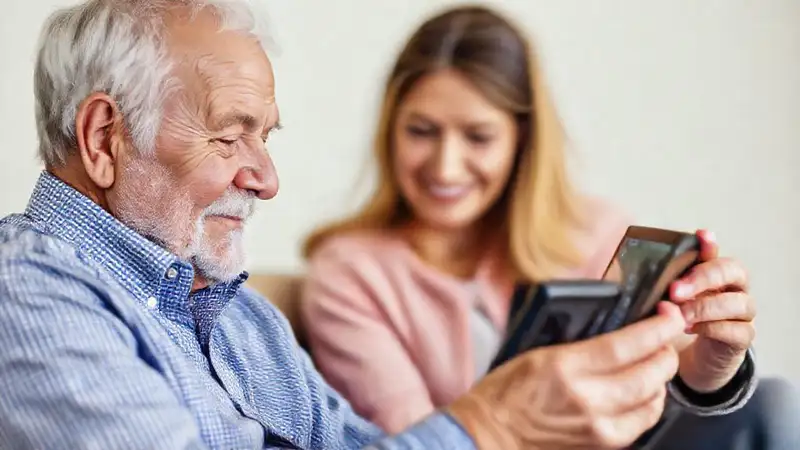 Un anciano aprende GPS con apoyo