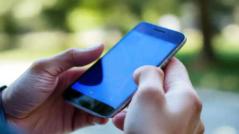 Smartphone moderno en exterior