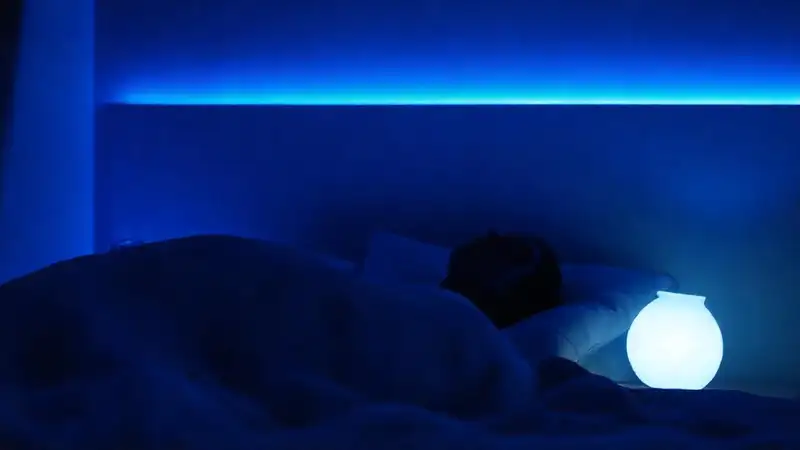 Una luz azul relajante alivia la ansiedad