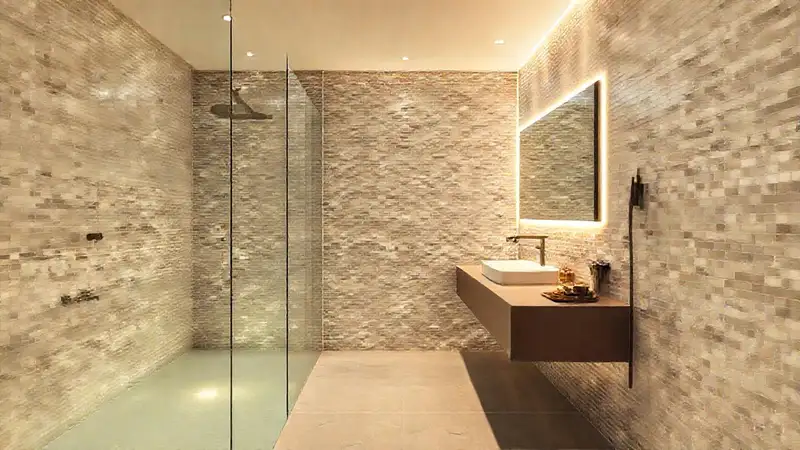 Un baño moderno minimalista y luminoso