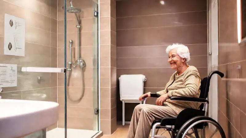Un baño moderno y accesible ofrece confort