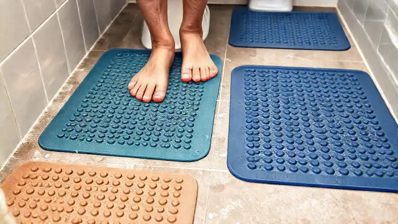 Mats seguros previenen resbalones en baños
