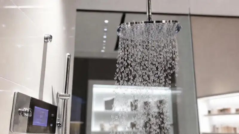 Ducha moderna: diseño limpio y brillante