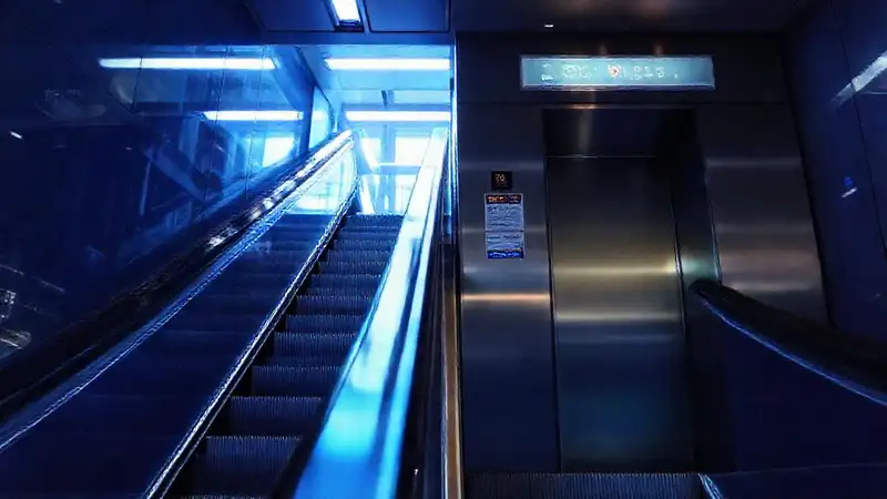 Escalera moderna y elegante en la ciudad