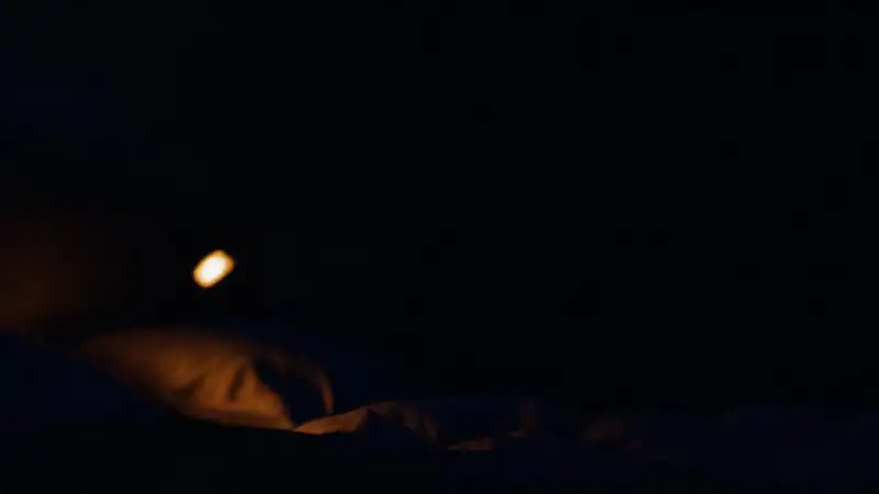 Una bombilla LED crea una luz cálida y serena
