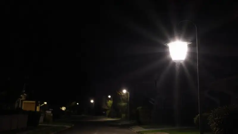 Oscuridad, luces de emergencia iluminan la calle