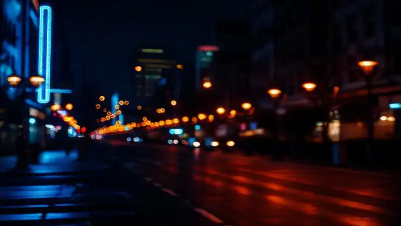 Noche urbana: luces cálidas y sombras dramáticas