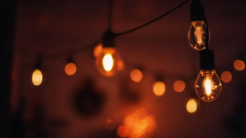 Luces nocturnas cálidas crean ambiente sereno