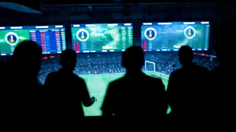 El fútbol digital genera apuestas y sombras