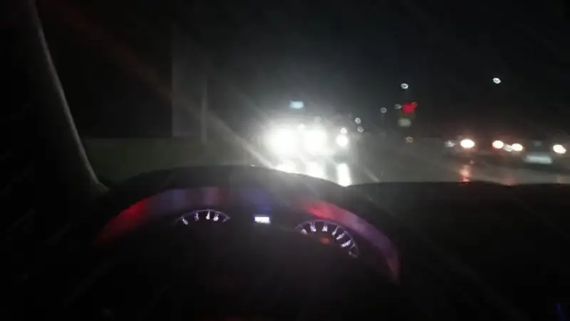 Luces automotrices fallan en la noche