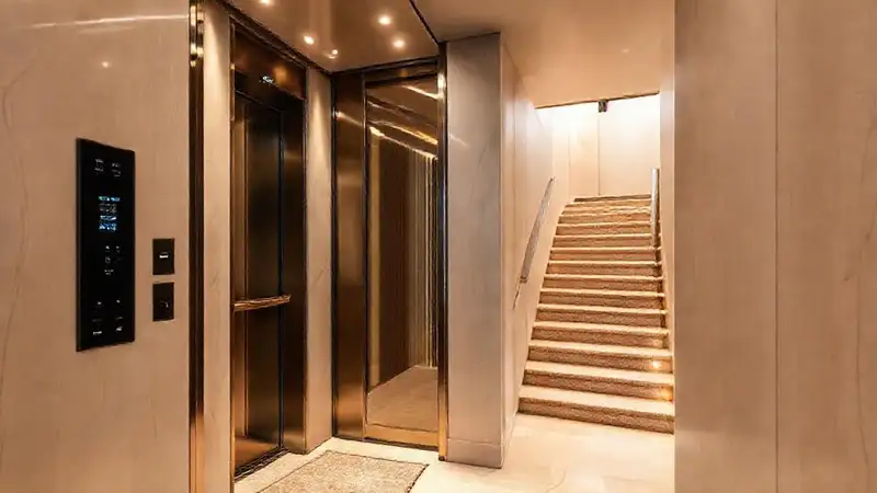 Elevador moderno: lujo minimalista y acogedor