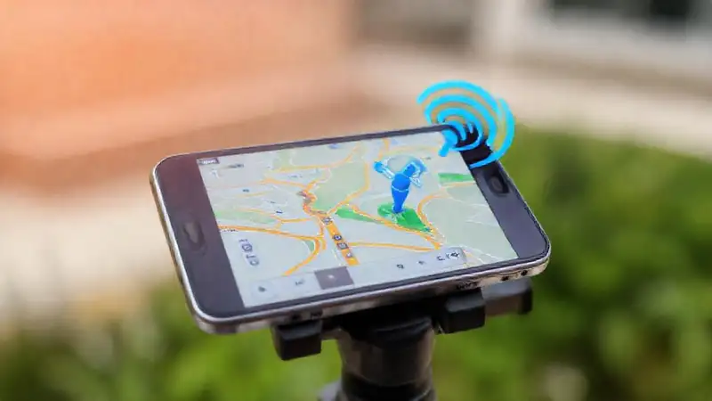 El smartphone guía al usuario al aire libre