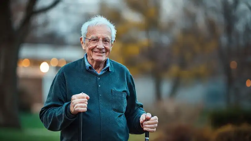 Un anciano recibe cuidado preventivo pacíficamente