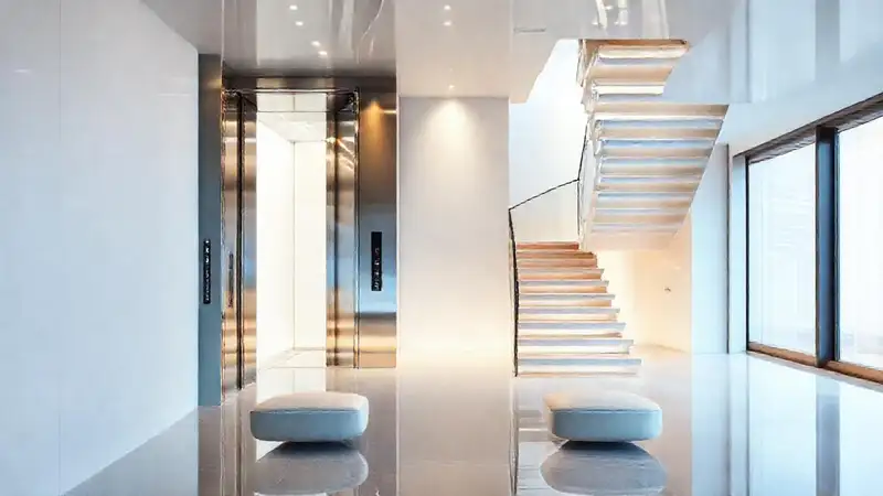 Un ascensor moderno y elegante para escaleras