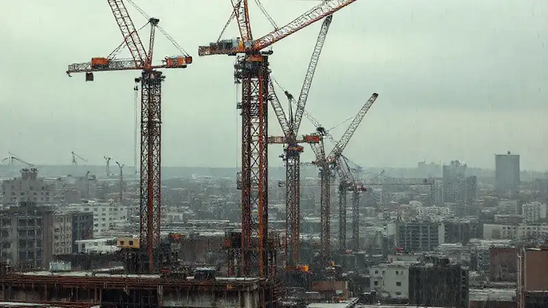 Cranes y lluvia construyen la ciudad