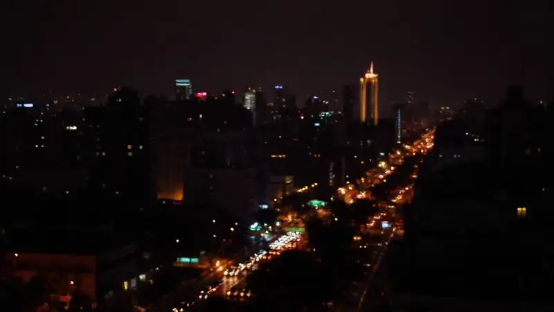 La ciudad nocturna irradia luz cálida